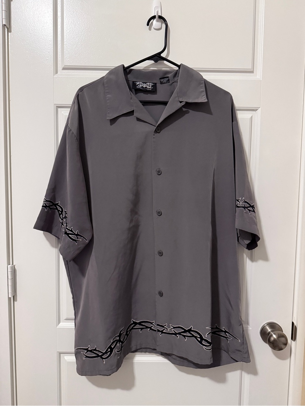 Men's Gray Short-Sleeve Button-Down Shirt with Barbed-Wire Trim